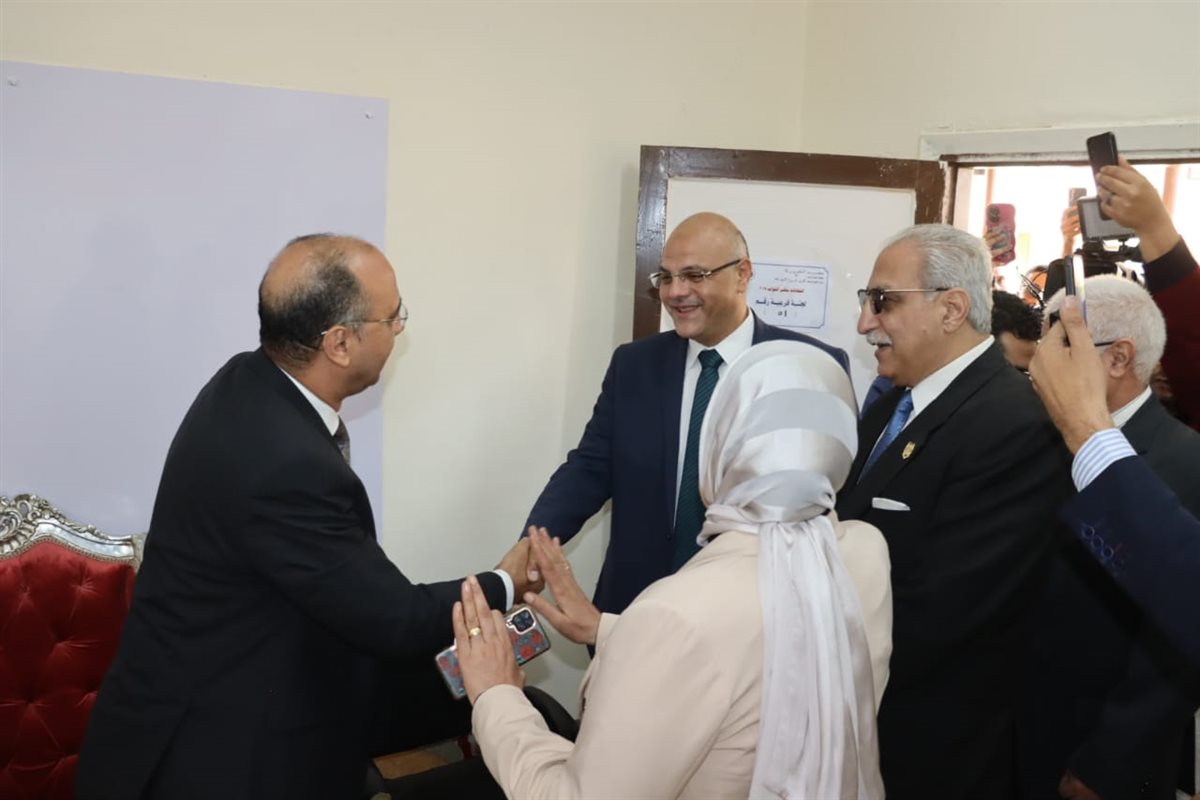 محافظ القليوبية يتفقد اللجان الانتخابية، فيتو
