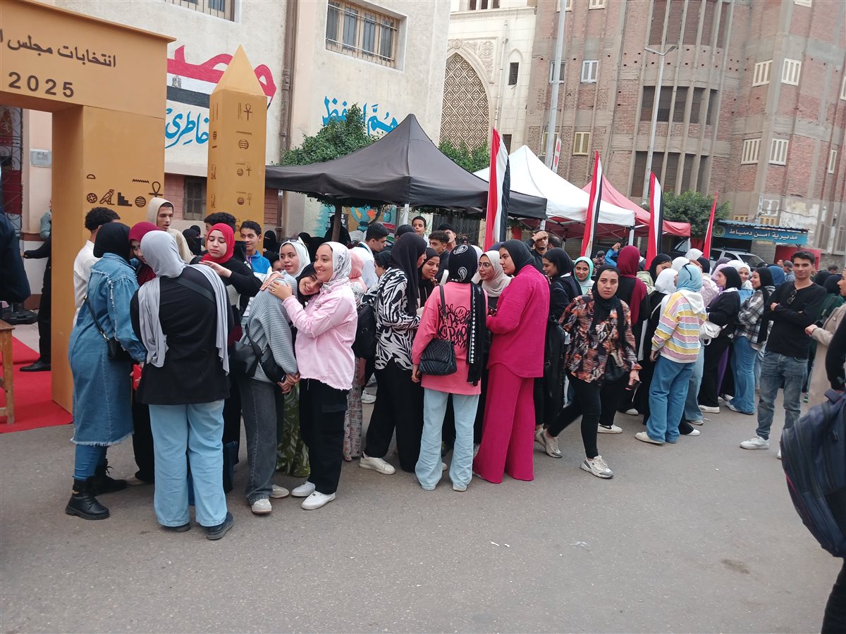 اقبال الموظفين علي اللجان الانتخابية&nbsp;