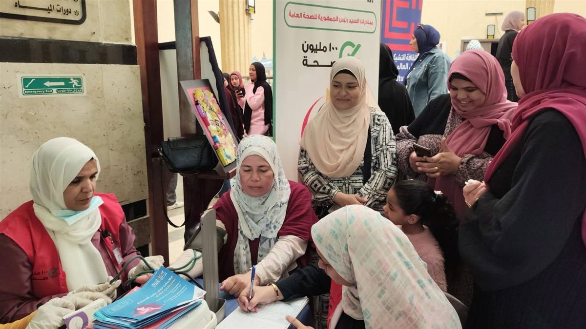 جانب من إقبال المشاركين على مبادرة 100 مليون صحة، فيتو