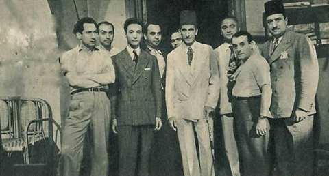 احمد حسنين باشا يتوسط فريق ممثلى الوردة البيضا&nbsp;