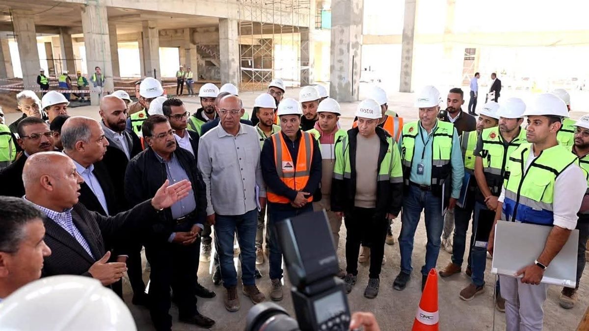 الكدواني يستقبل كامل الوزير لمتابعة مشروعات القطار الكهربائي في المنيا، فيتو&nbsp;