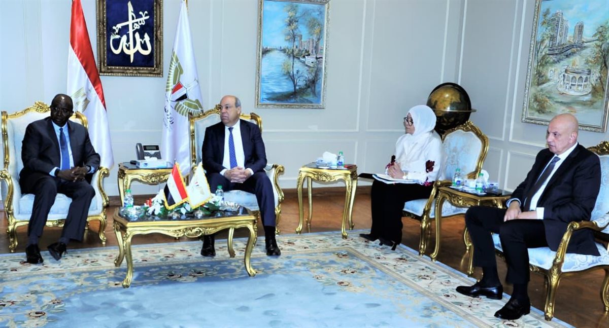وزير الطيران يبحث مع وفد مؤسسة التمويل&nbsp;