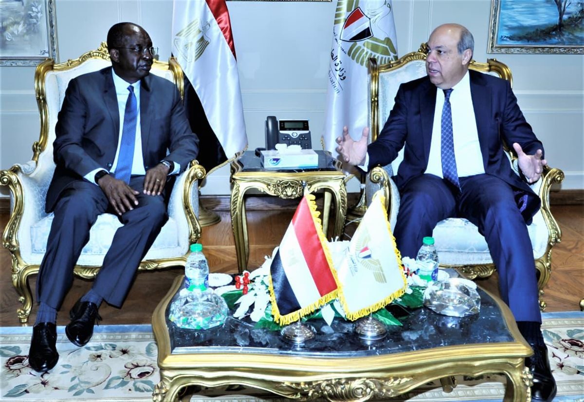 وزير الطيران يبحث مع وفد مؤسسة التمويل&nbsp;