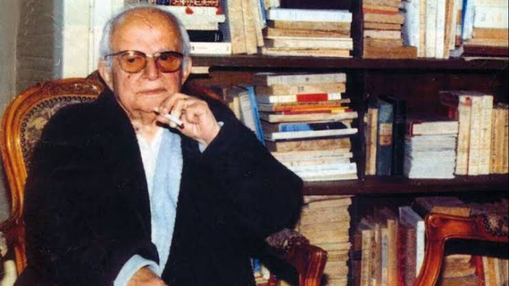 الاديب يحيى حقى فى مكتبته