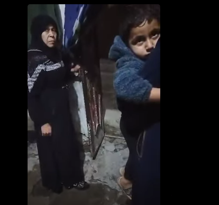 الحماة تجبر زوجة ابنها على تقبيل قدمها، فيتو