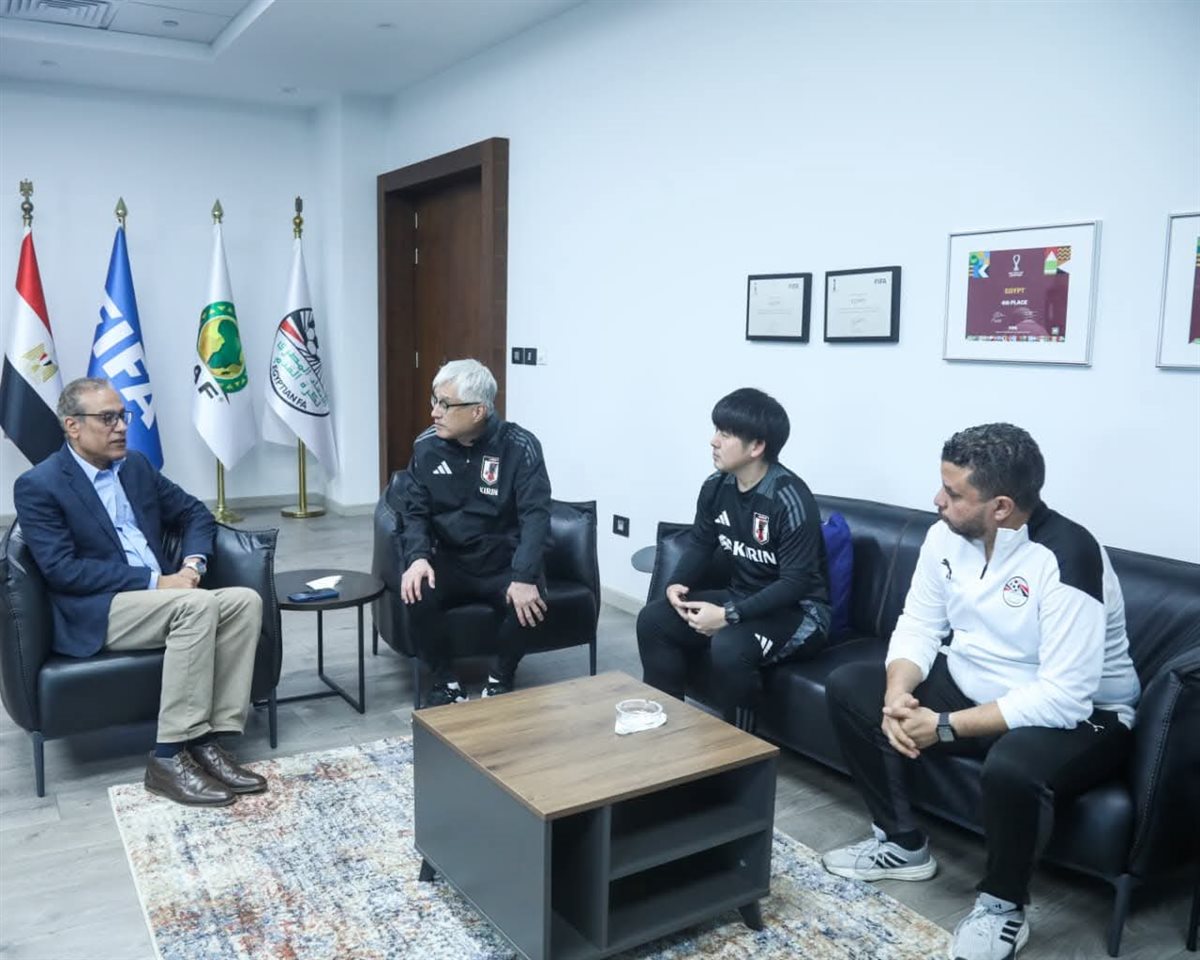 أمين اتحاد الكرة يبحث مع رئيس بعثة منتخب اليابان للناشئين