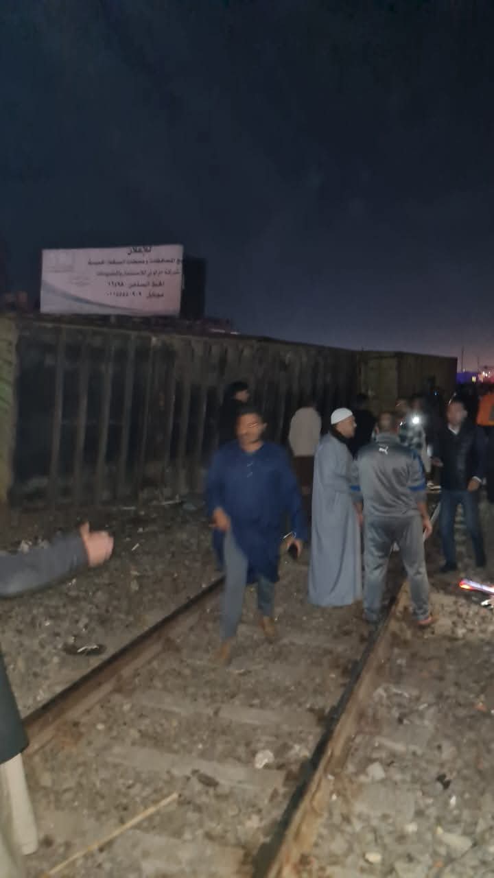 10صور ترصد تأثر المنازل بفعل انقلاب حاويات قطار بطوخ، فيتو&nbsp;