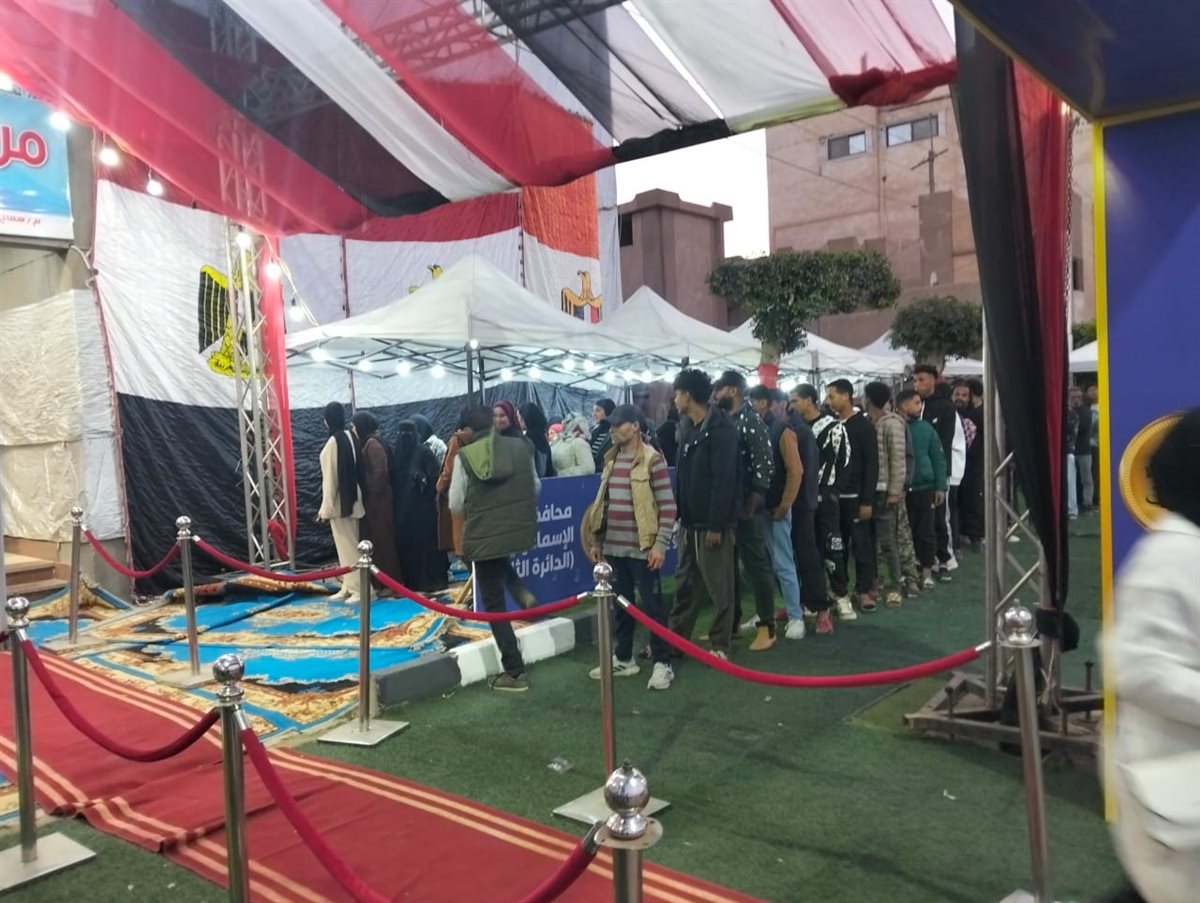 جانب من توافد المواطنين، فيتو