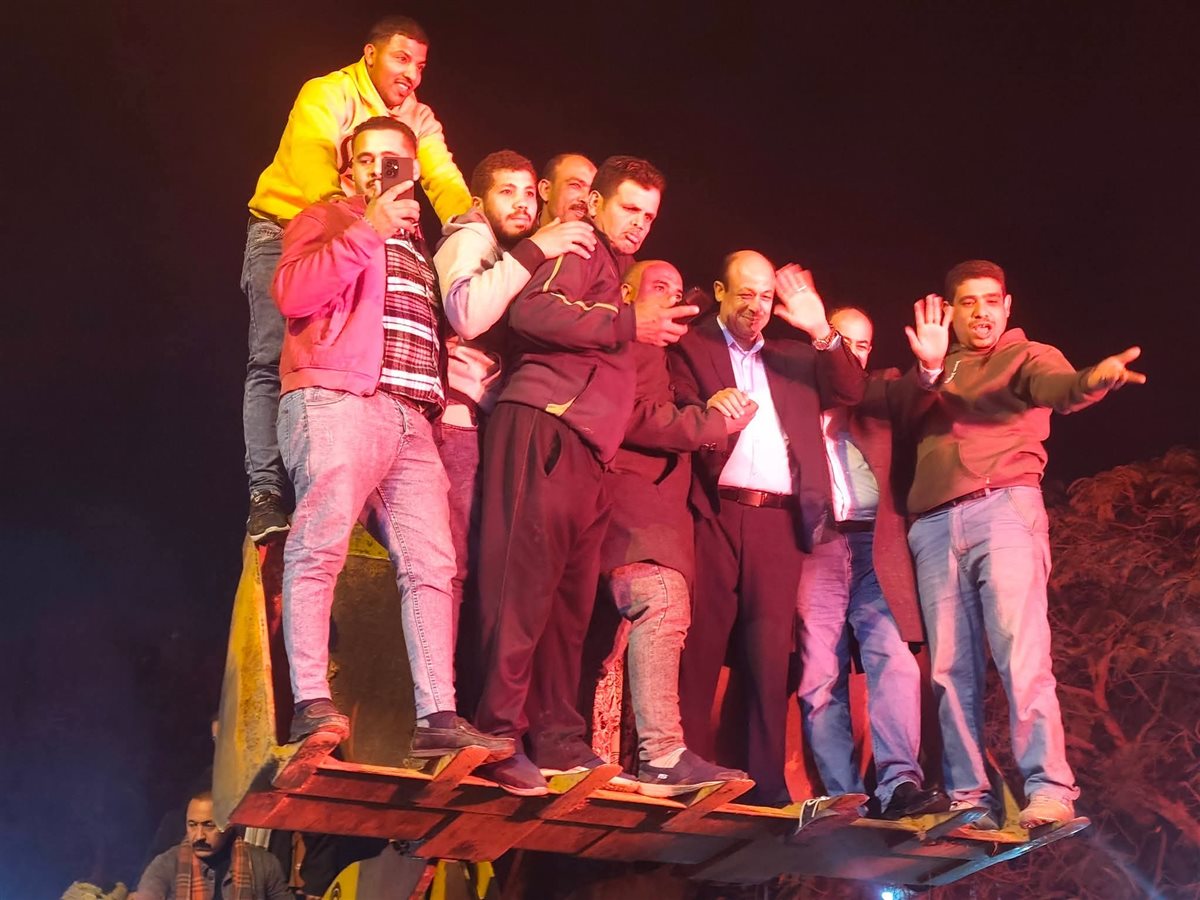 مرشح يحتفل بفوزه فوق لودر بالقليوبية، فيتو