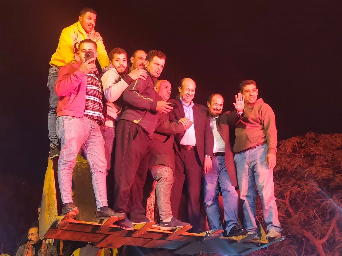 مرشح يحتفل بفوزه فوق لودر بالقليوبية، فيتو