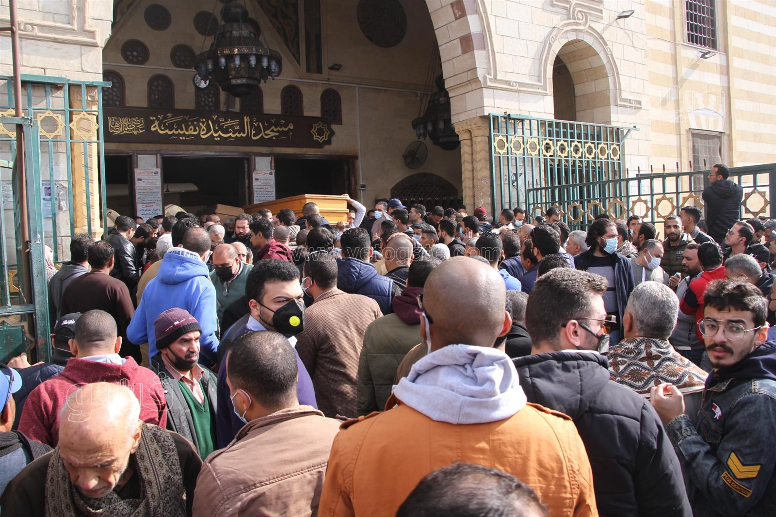 تشييع جثمان الإعلامية عزة الإتربي من مسجد السيدة نفيسة (3)