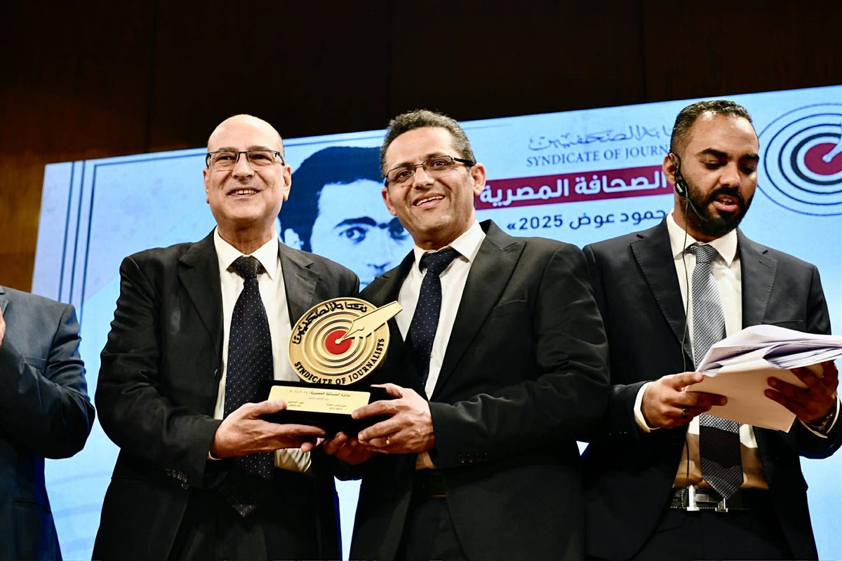 الزميل عبدالناصر محمد يتلقى جائزته، فيتو