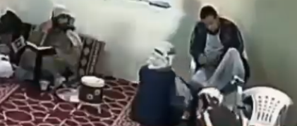 وفاة شيخ أثناء تعليمة القرآن لطلبه بالمسجد، فيتو