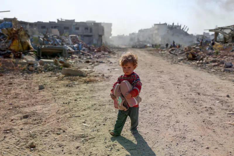 طفل فلسطيني يقف وحيدا بين أنقاض حرب الإبادة الإسرائيلية