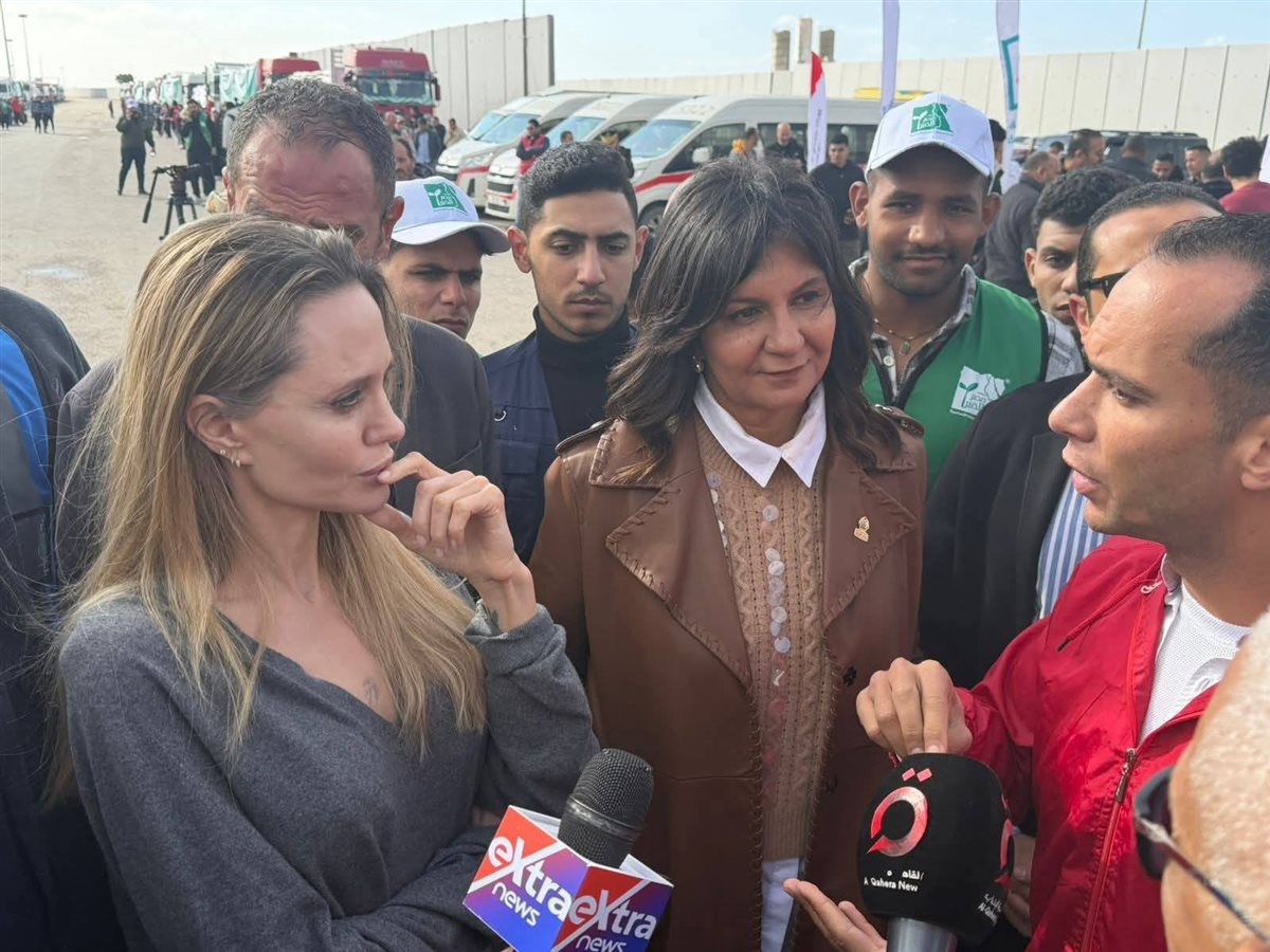 أنجلينا جولي وبجوارها السفيرة نبيلة مكرم ، فيتو&nbsp;