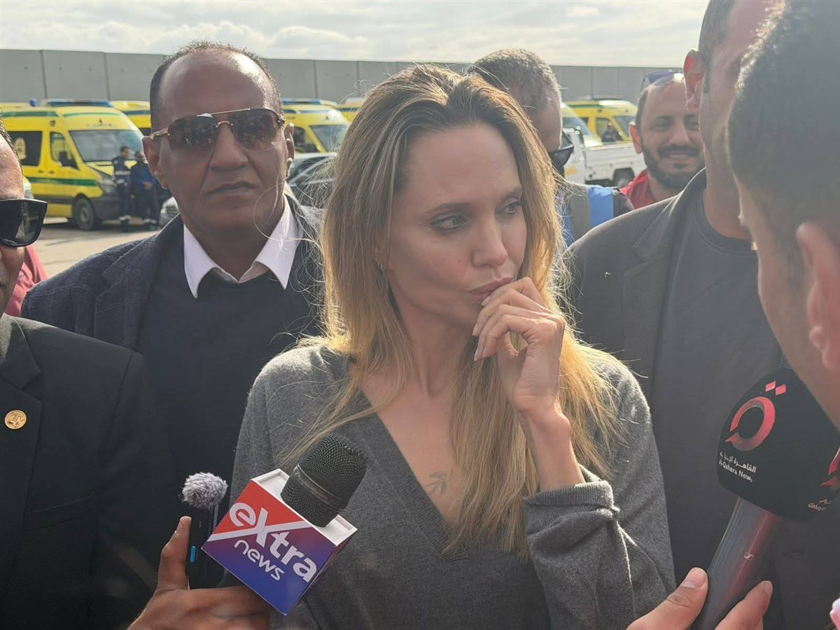 أنجلينا جولي ترد على أسئلة الصحفيين، فيتو