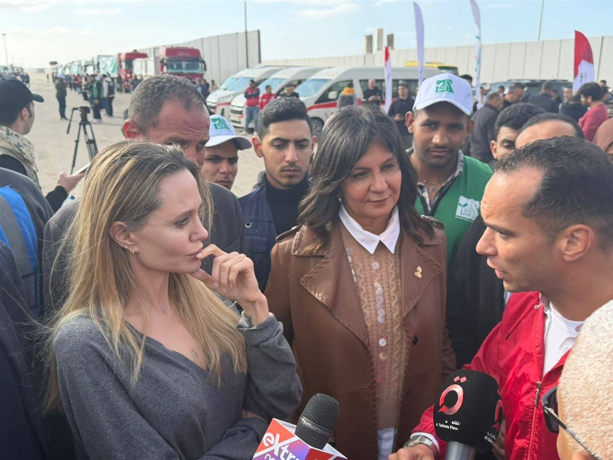 عدد كبير من الجمهور في استقبال أنجلينا جولي، فيتو