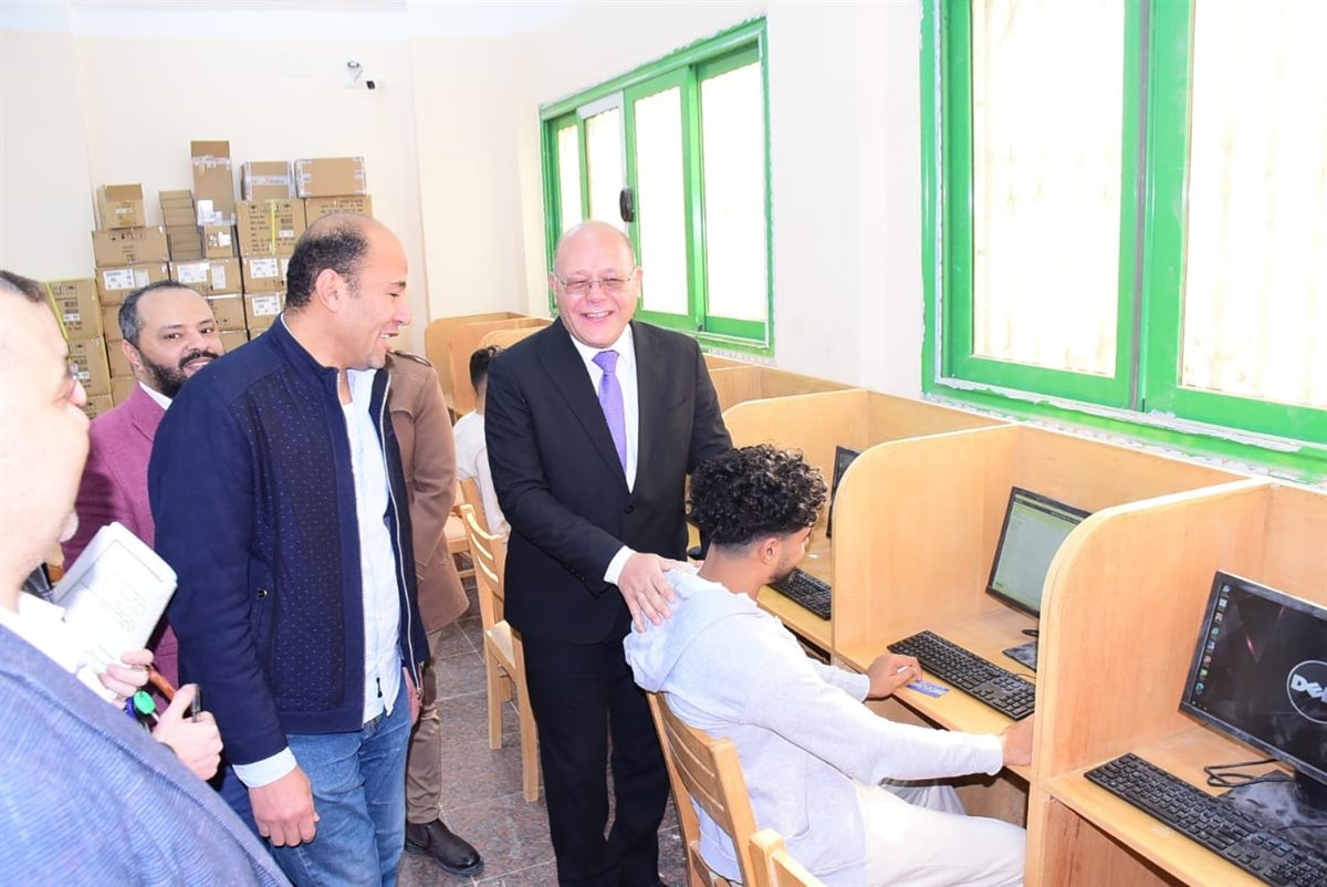 رئيس جامعة سوهاج يتفقد الامتحانات بمركز الإختبارات الإلكترونية&nbsp;