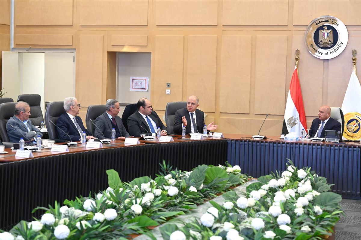 لقاء وزير الصناعة مع رئيس اتحاد الصناعات المصرية&nbsp;