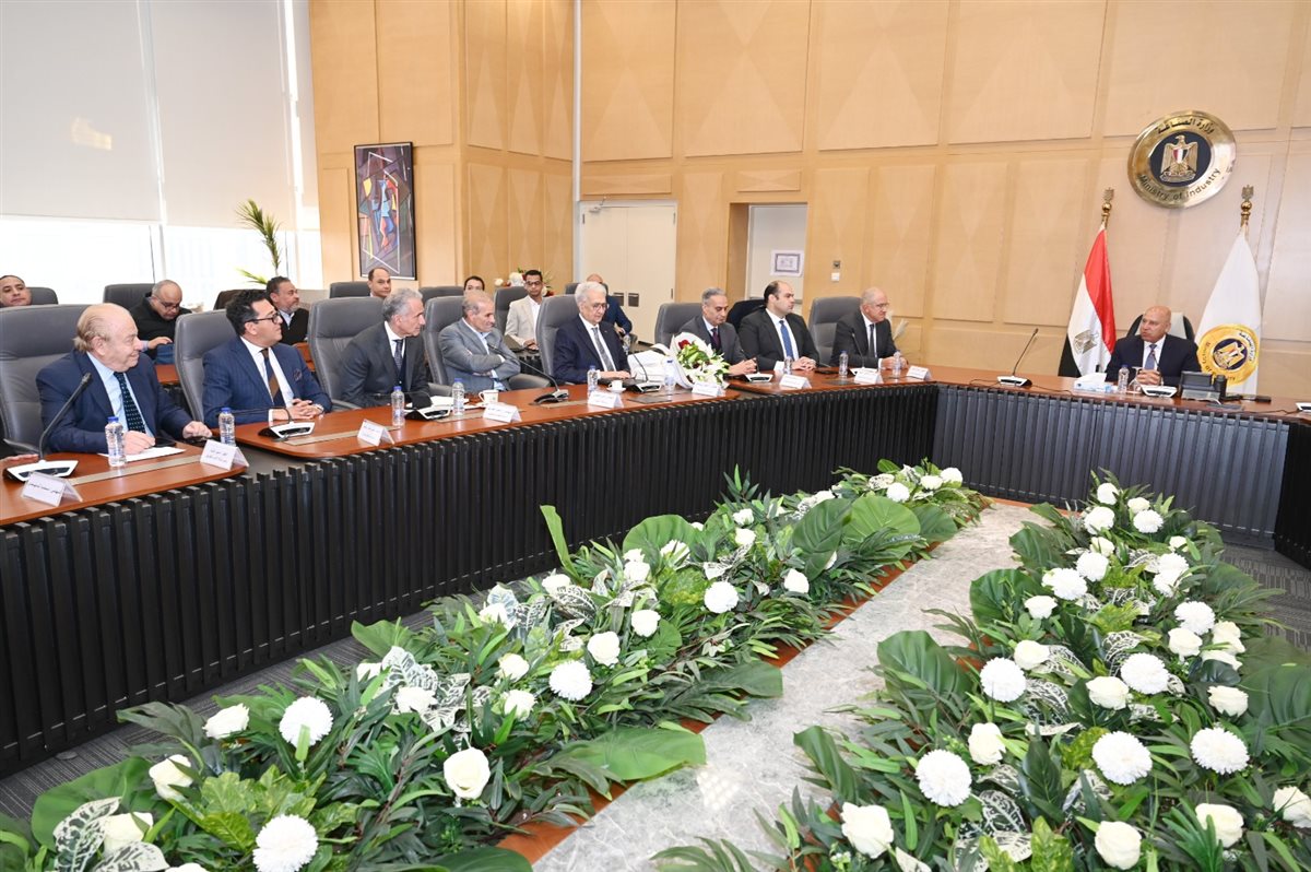 لقاء وزير الصناعة مع رئيس اتحاد الصناعات المصرية&nbsp;