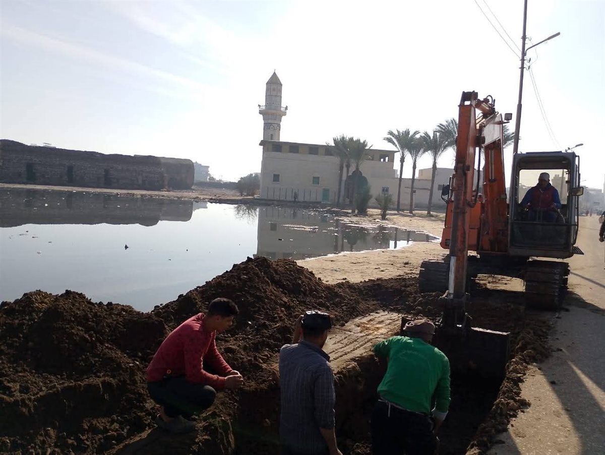 أعمال إصلاح كسر مفاجئ في خط طرد الصرف الصحي بمحطة رقم (1) بمساكن المغربي بعزبة البرج بدمياط