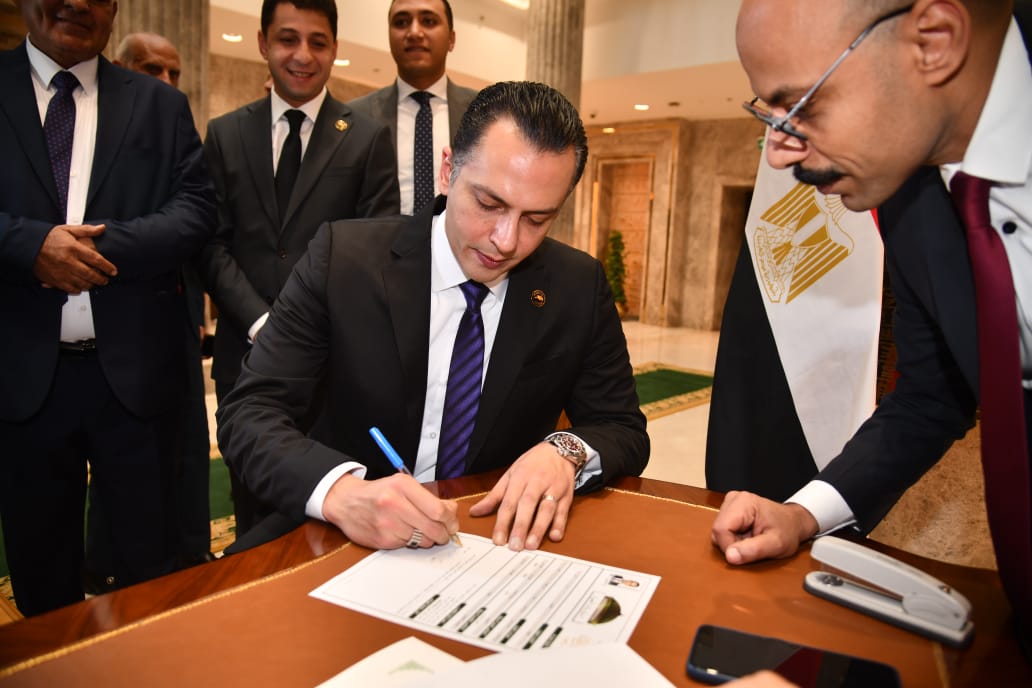 &nbsp;أحمد عبد الجواد يتسلم كارنيه عضوية مجلس النواب