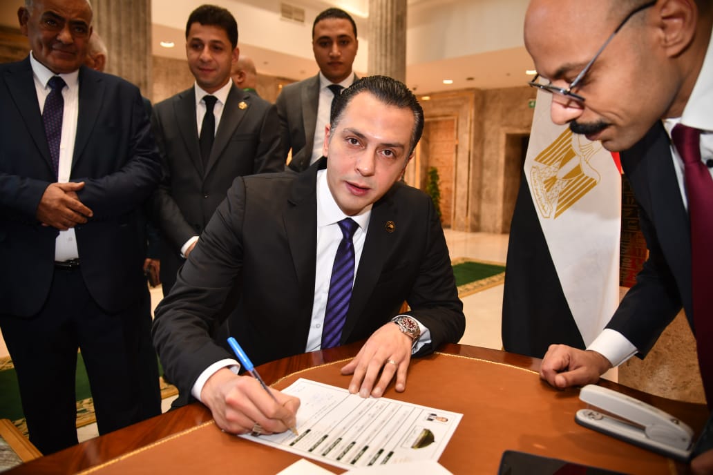 &nbsp;أحمد عبد الجواد يتسلم كارنيه عضوية مجلس النواب