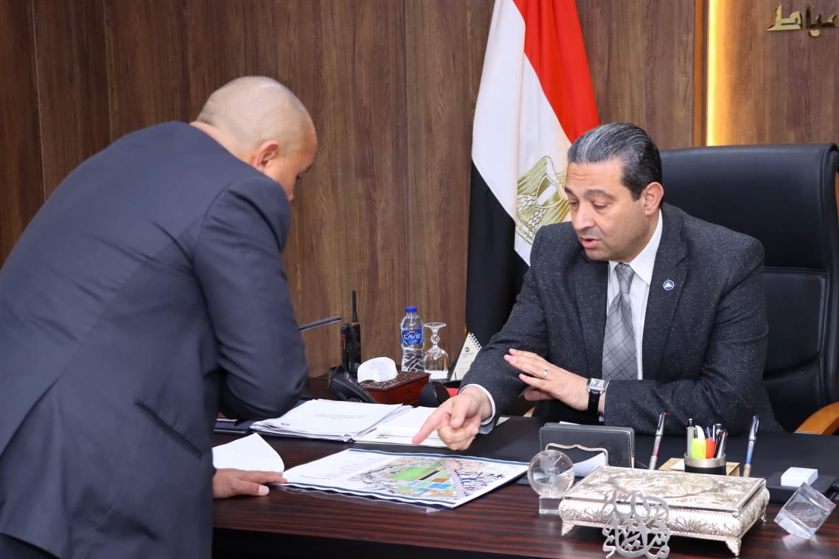 المحافظ مع مسئولى شركة 