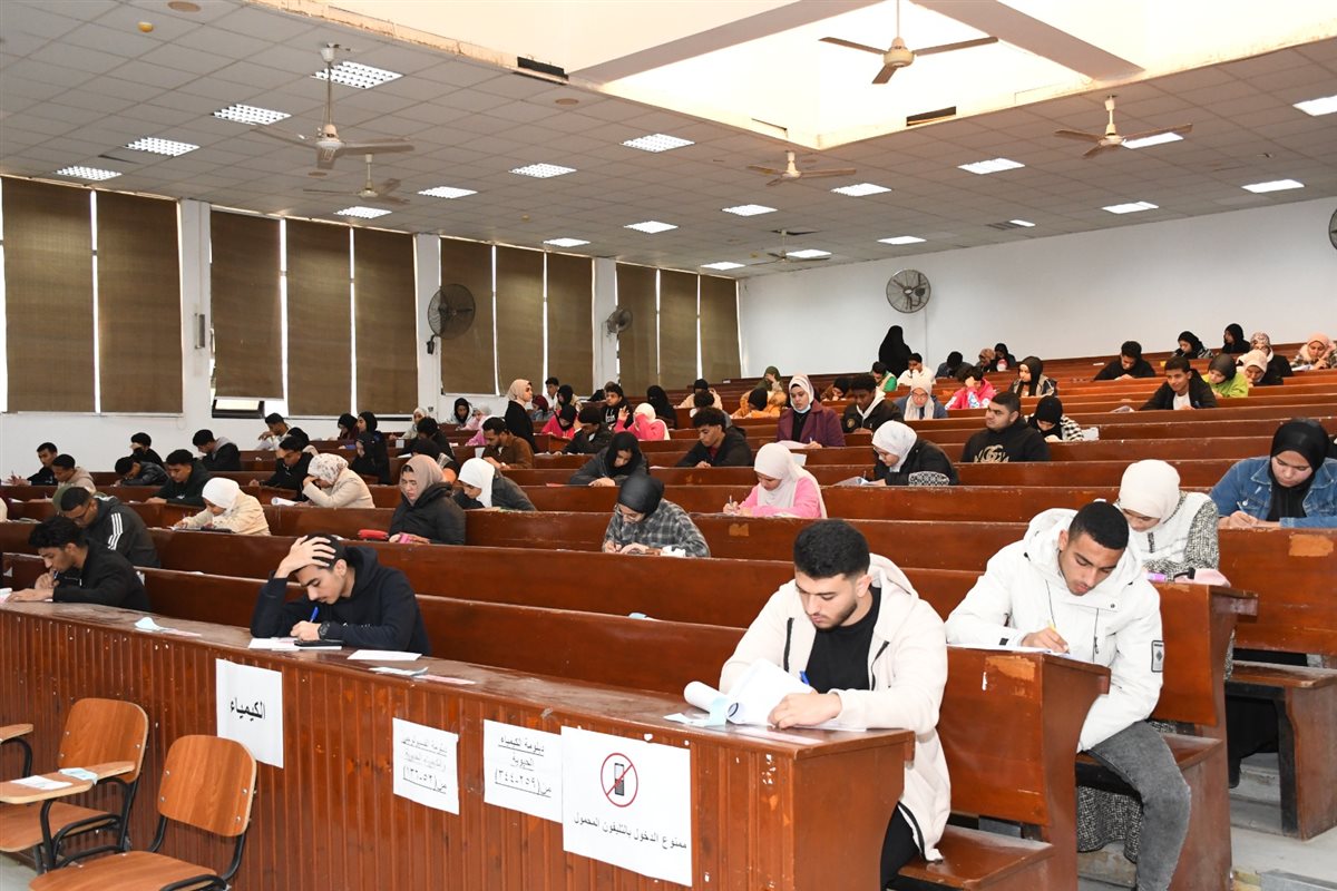 جانب من جولة رئيس جامعة القناة، فيتو