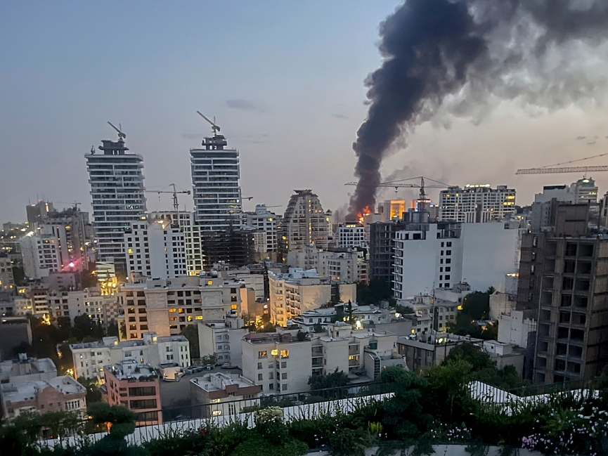 دخان يتصاعد عقب قصف إسرائيلي على مستودع شاران للنفط في طهران