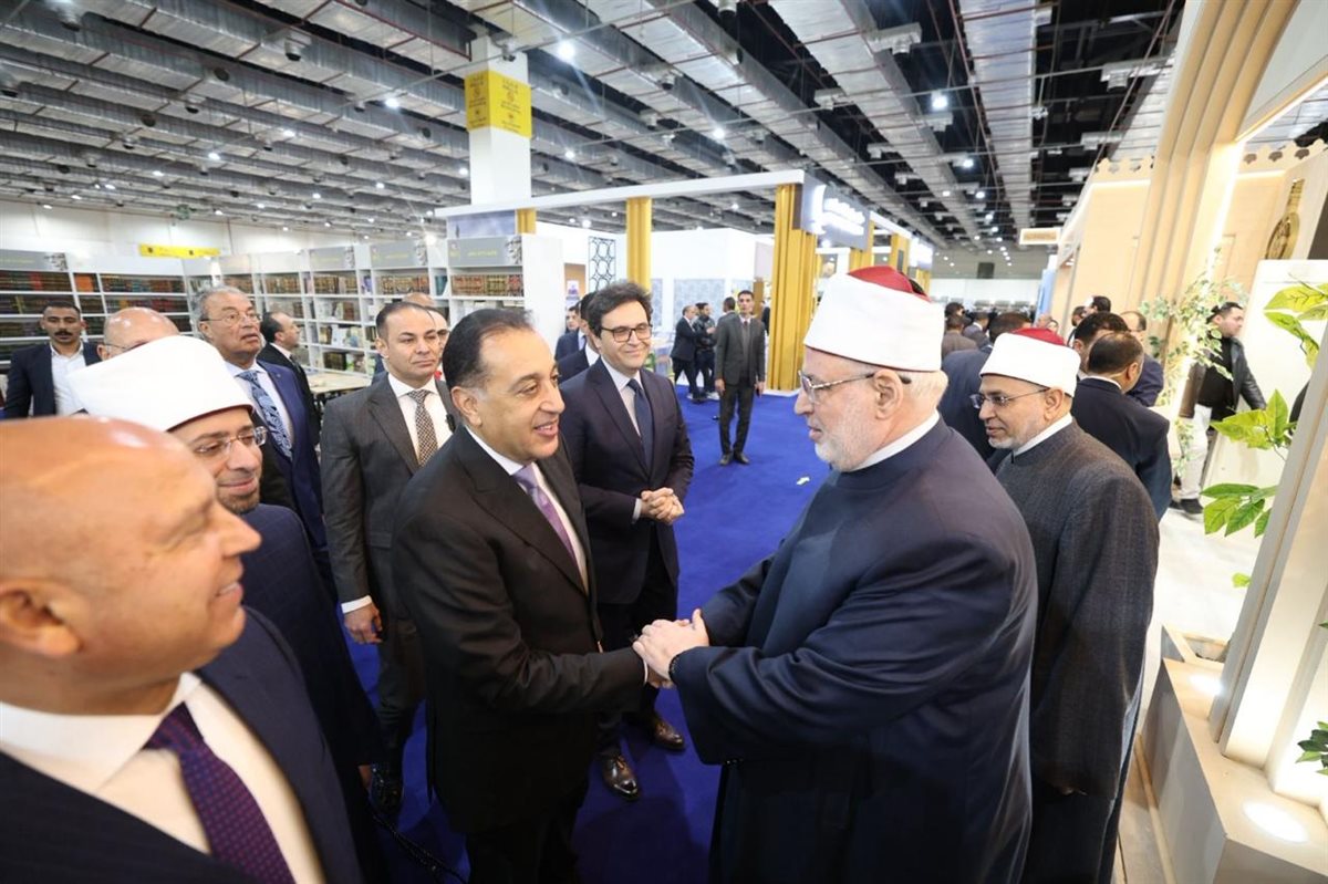 رئيس الوزراء يتفقد جناح الأزهر ويشيد برسالته العلمية والتنويرية