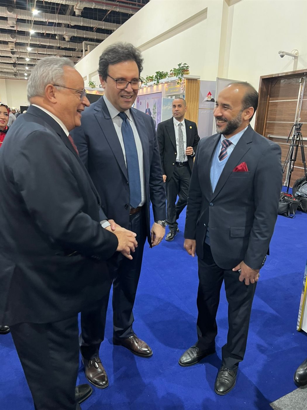 وزيرا الثقافة والتعليم العالى يتفقدان جناح مكتبة الإسكندرية فى معرض القاهرة للكتاب