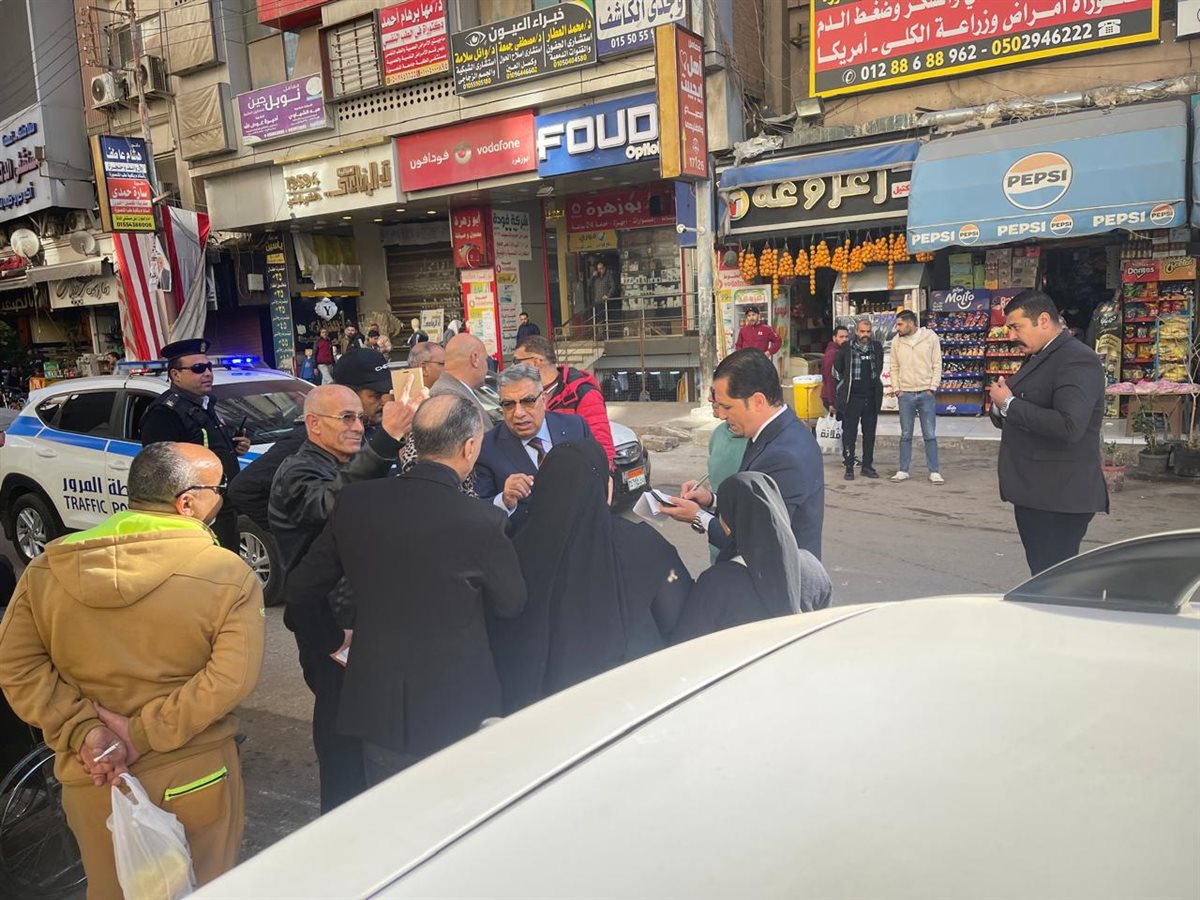 &nbsp;محافظ الدقهلية يستمع لمطالب المواطنين في جولة بشوارع المنصورة
