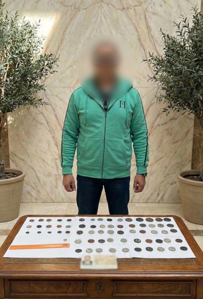 ضبط أجنبي بحوزة 66 قطعة معدنية أثرية فى ميناء الإسكندرية&nbsp;<br alt=