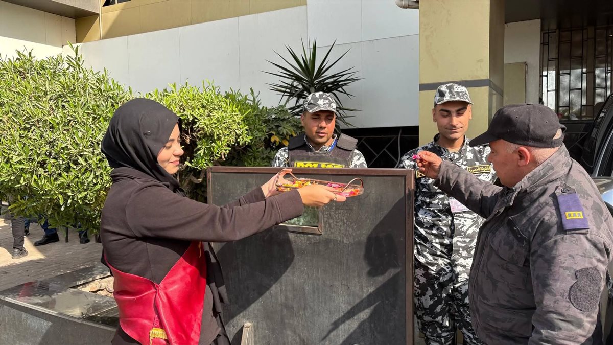 طلاب جامعة بنها يوزعون علي الشيكولاته،فيتو