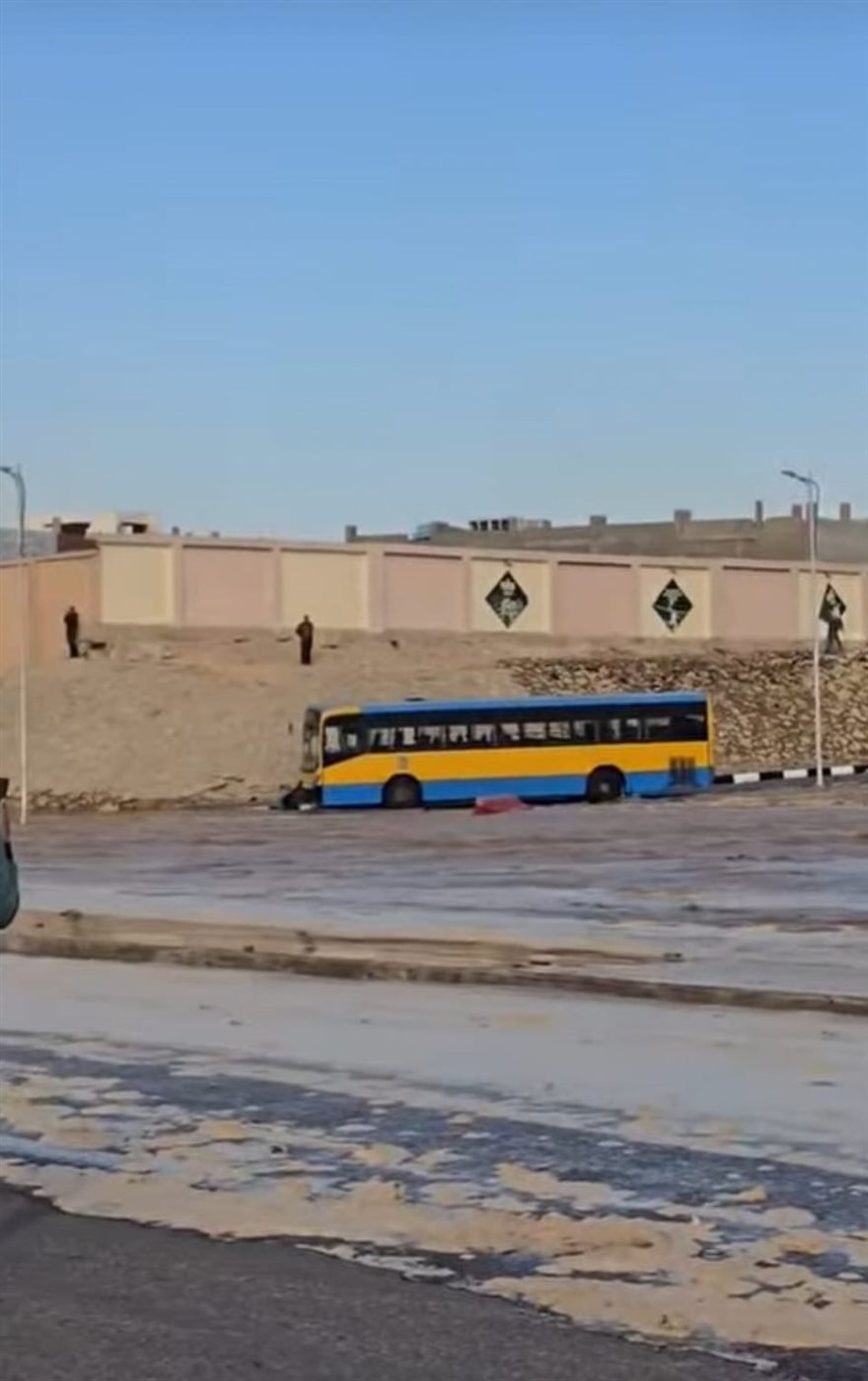 &nbsp;انفجار ماسورة مياه يؤدي إلى تصدع الطريق بالقرب من معرض القاهرة الدولي للكتاب
