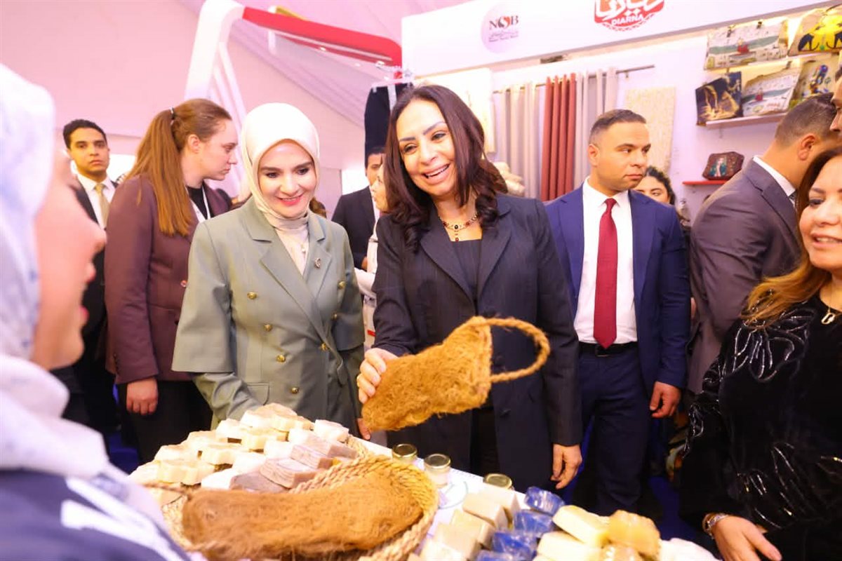 وزيرة التضامن ووزيرة الأسرة التركية تتفقدان معرض 