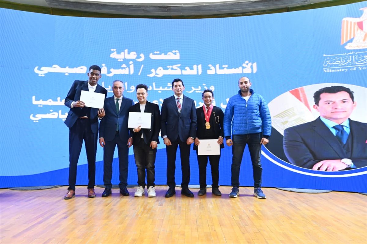 أشرف صبحي يكرم اللاعبين المتفوقين علميًا الحاصلين على الحافز الرياضي