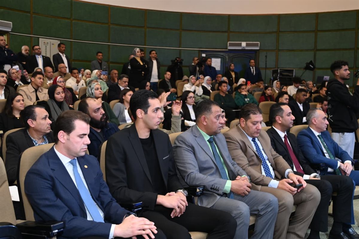 أشرف صبحي يكرم اللاعبين المتفوقين علميًا الحاصلين على الحافز الرياضي