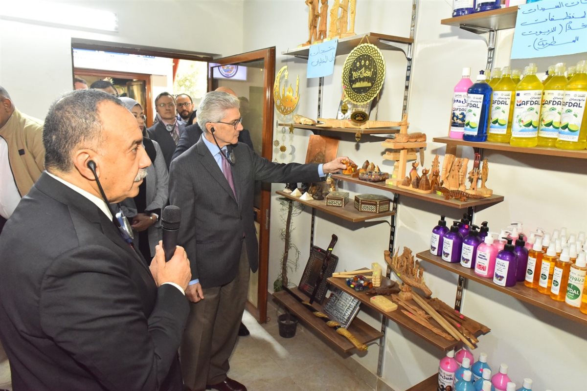 محافظ أسيوط يستعرض تجربة 