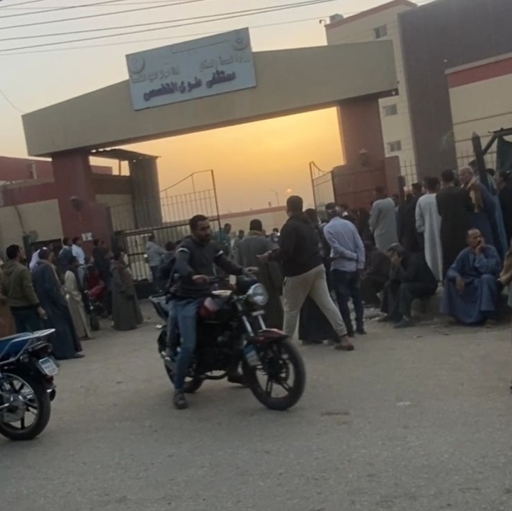 أهالي ضحايا حادث انهيار سور دير أبو فانا أمام مستشفى ملوي التخصصي، فيتو&nbsp;
