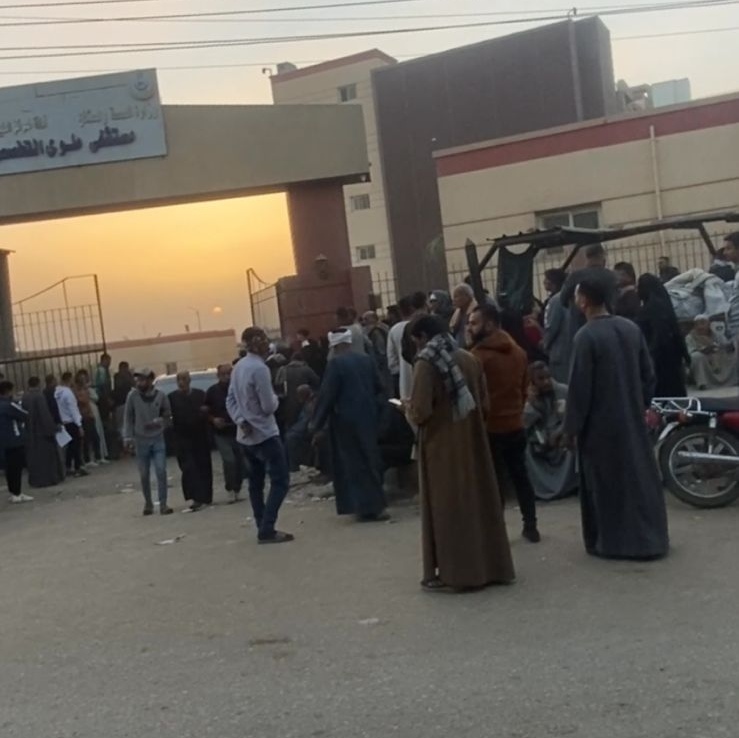 أهالي ضحايا حادث انهيار سور دير أبو فانا أمام مستشفى ملوي التخصصي، فيتو&nbsp;