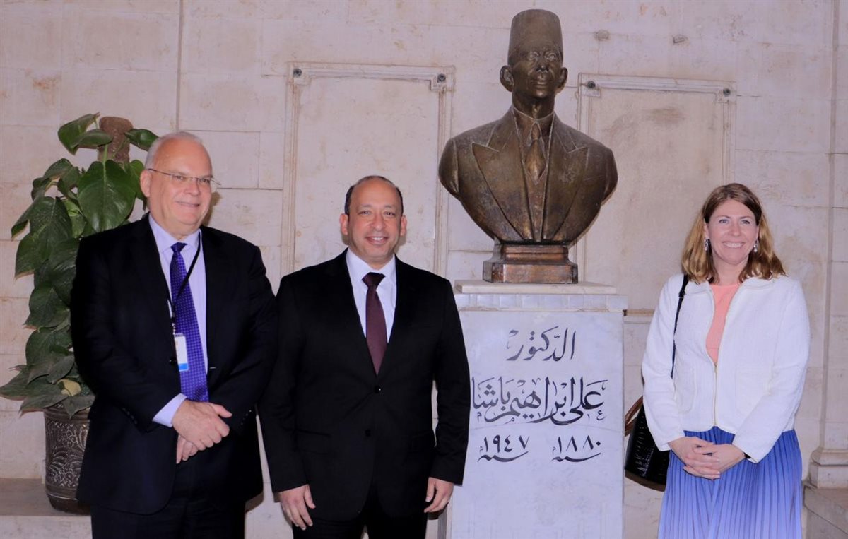 &nbsp;حسام صلاح مراد عميد كلية طب قصر العيني&nbsp; وزيرة الرعاية الصحية السويدية