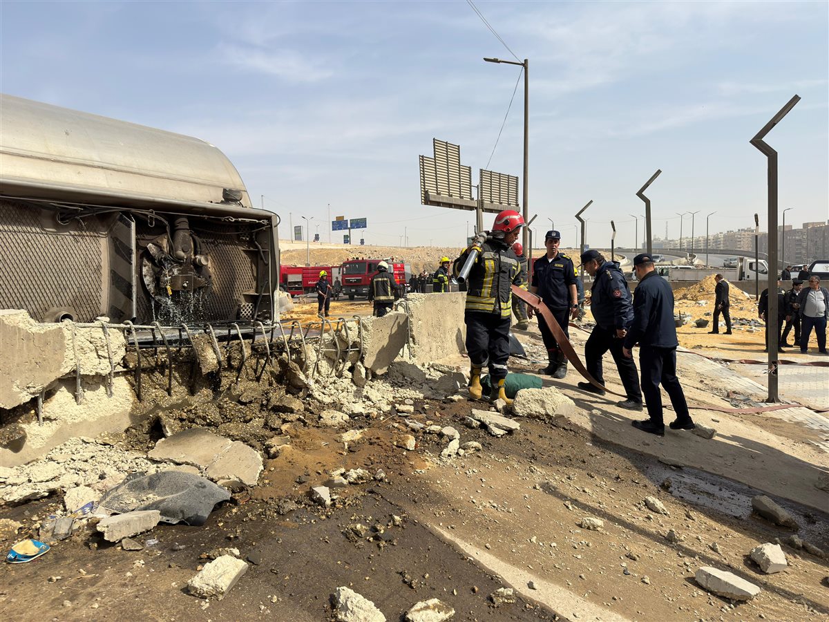 رفع الوقود وتنظيف موقع انقلاب سيارة مواد بترولية بكوبري حسب الله الكفراوي