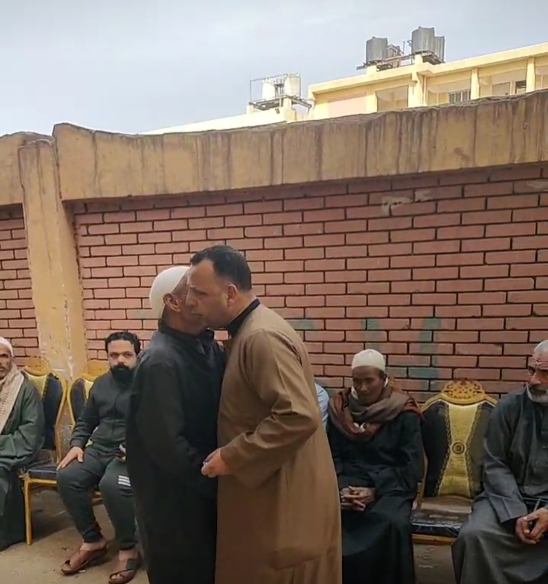 غياب محمد صلاح عن جنازة جده، ووالده يستقبل المعزين بقرية نجريج