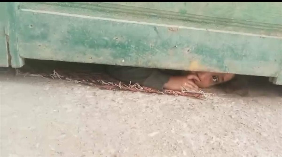الطفلة جني تنادي علي الجيران من تحت عقب الباب