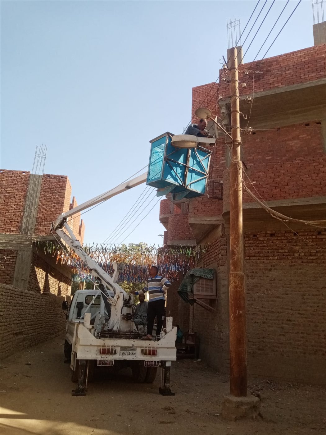 &nbsp;تركيب كشافات الإنارة بعد شكاوى المواطنين