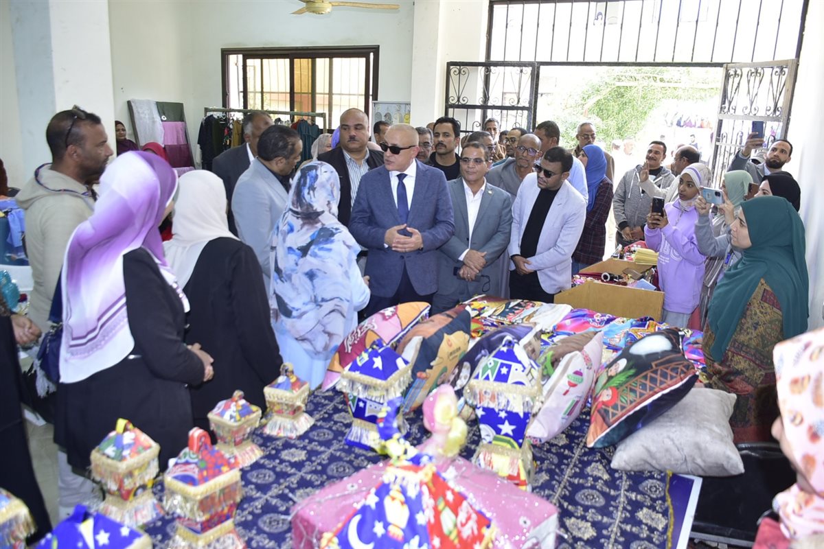 محافظ الأقصر يفتتح معرض وحدة السكان بمركز شباب أولاد الشيخ بأرمنت