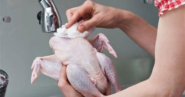 أفضل طريقة لتنظيف الدجاج