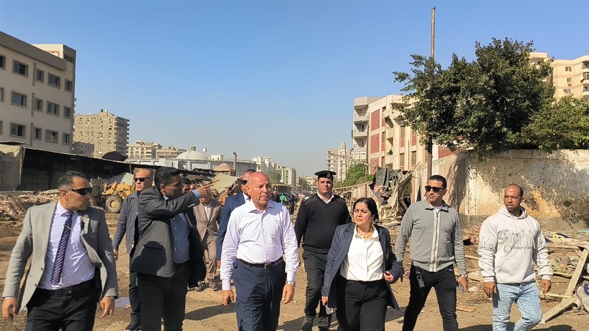 محافظ القاهرة في جولة بسوق المنهل العشوائى بمدينة نصر